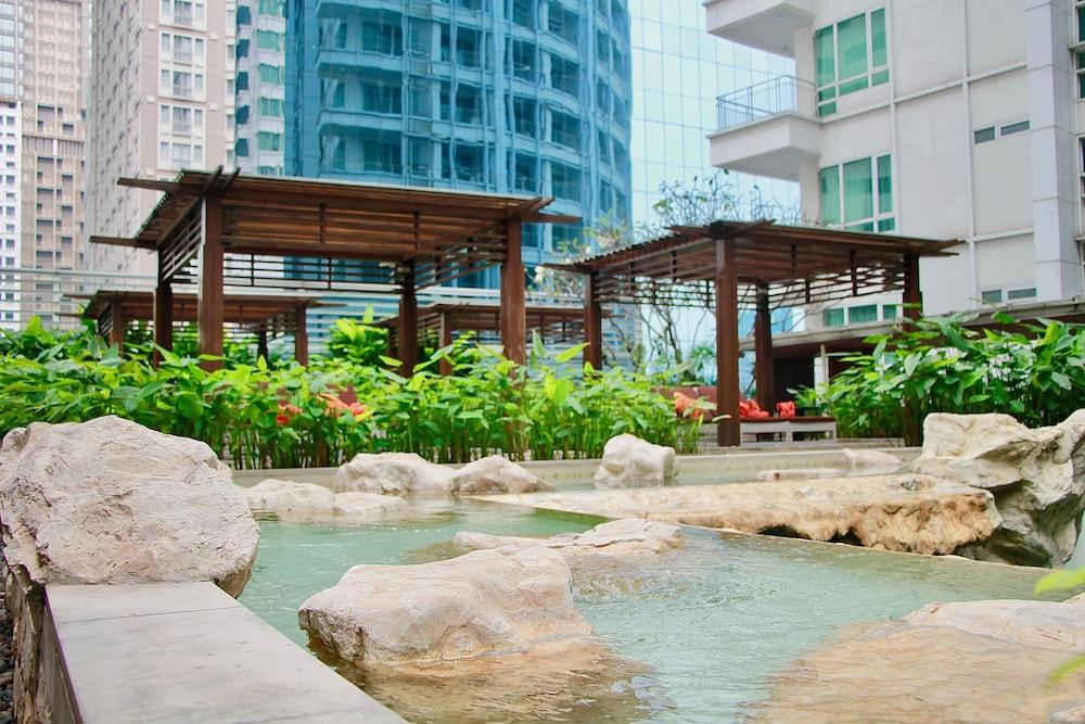 Dusit Suites Hotel Ratchadamri, בנגקוק מראה חיצוני תמונה The Rock Garden
