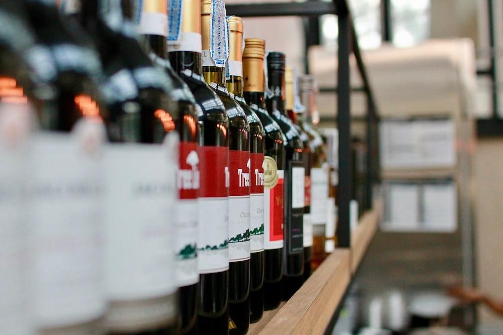 Dusit Suites Hotel Ratchadamri, בנגקוק מראה חיצוני תמונה Wine bottles