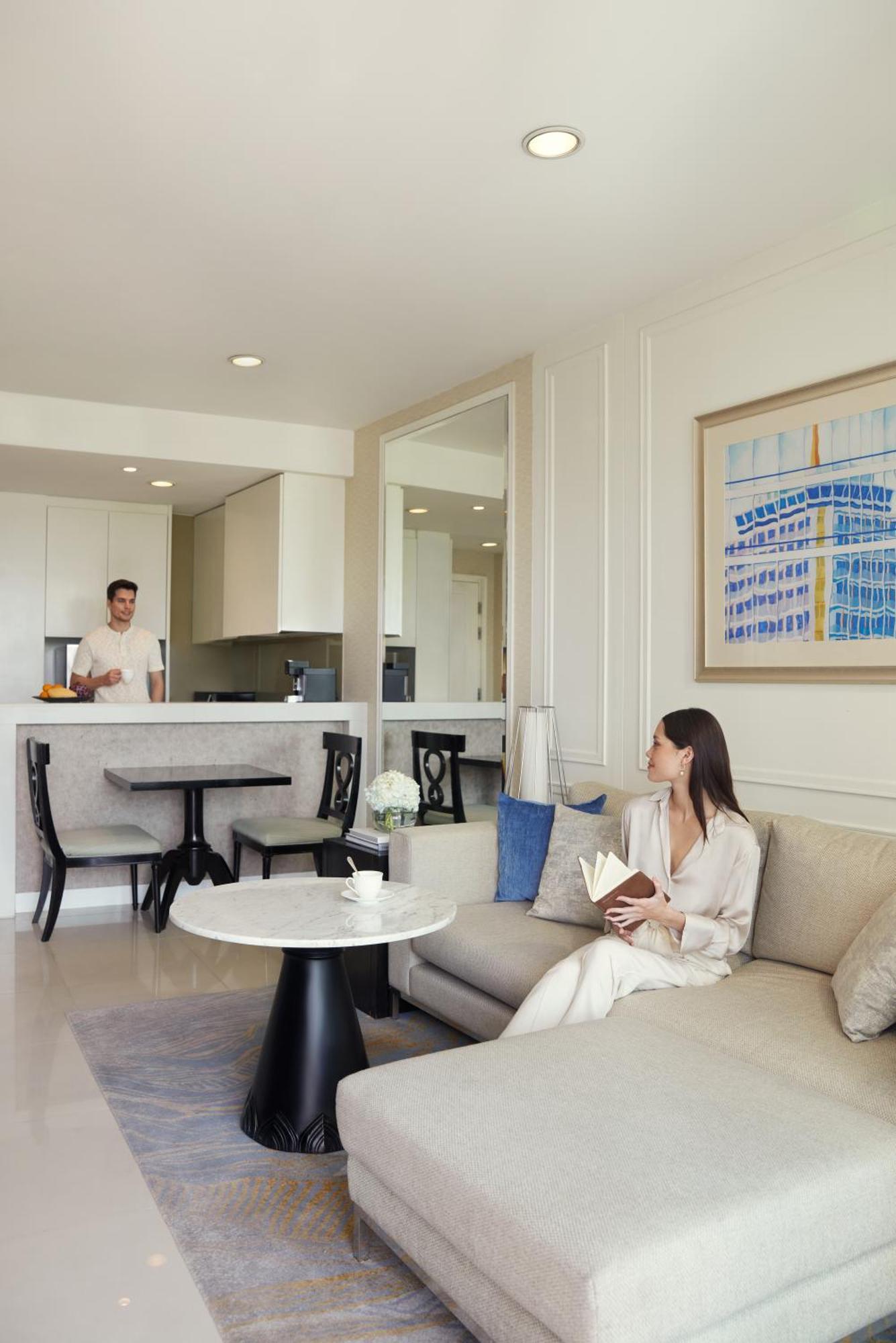 Dusit Suites Hotel Ratchadamri, בנגקוק מראה חיצוני תמונה A living room at The Ritz-Carlton, DIFC