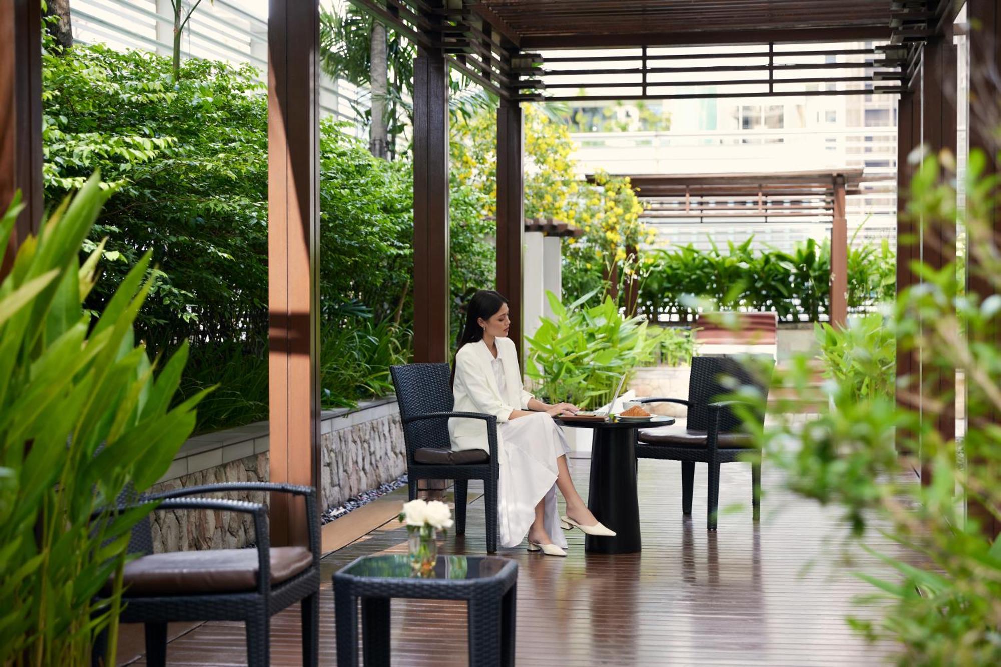 Dusit Suites Hotel Ratchadamri, בנגקוק מראה חיצוני תמונה The Club at The Landmark, Bangkok