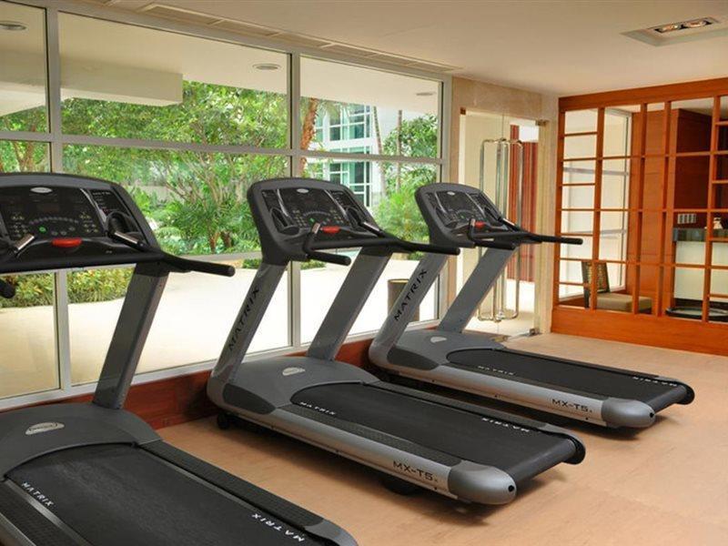 Dusit Suites Hotel Ratchadamri, בנגקוק מראה חיצוני תמונה Treadmills in a gym