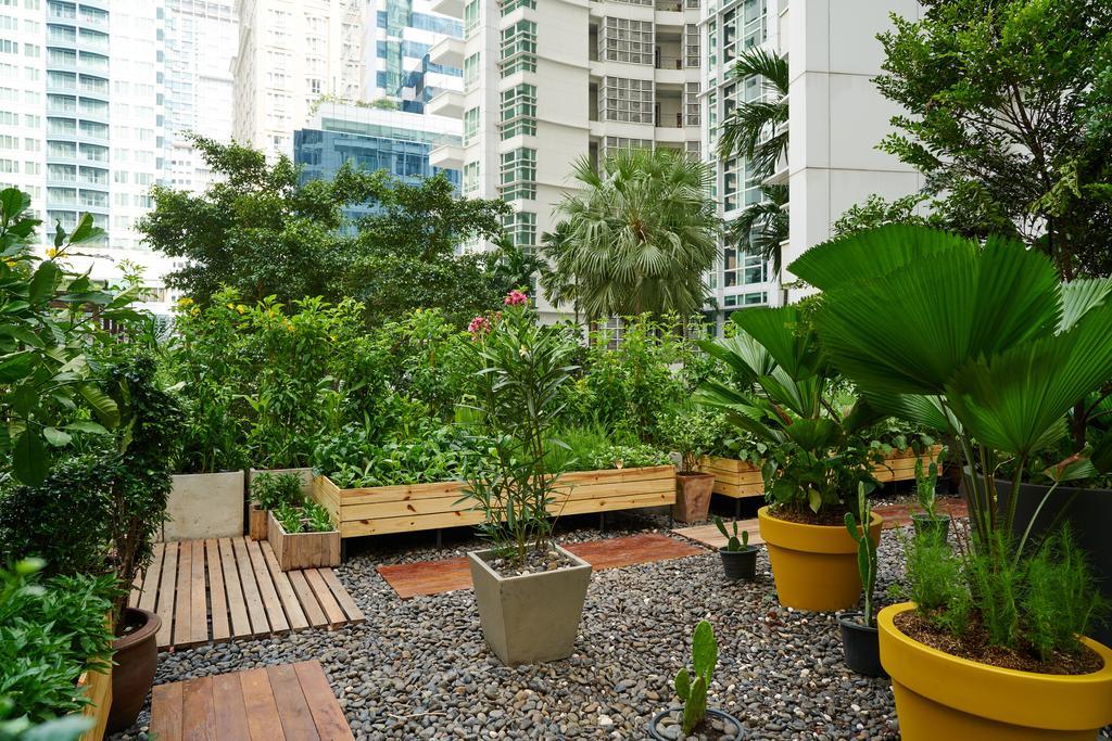 Dusit Suites Hotel Ratchadamri, בנגקוק מראה חיצוני תמונה A rooftop garden in Singapore
